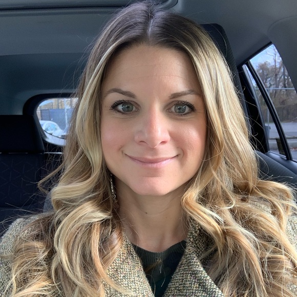 Meet your Posher, Cassandra - Picture 1 of 2